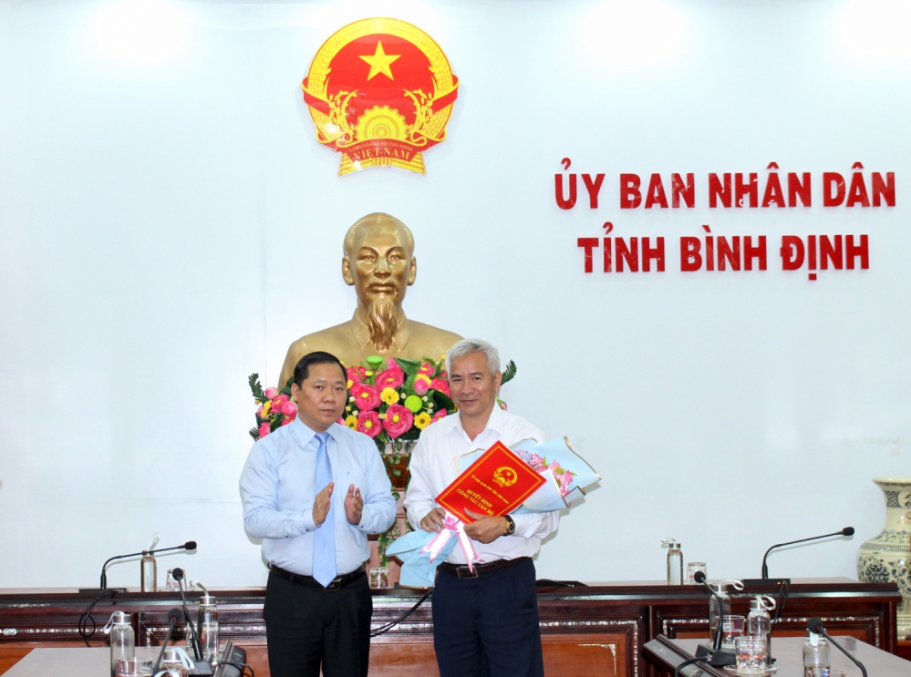 Chủ tịch UBND tỉnh trao quyết định bổ nhiệm cán bộ